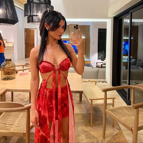 A two-piece set. - Picture 3 of 3